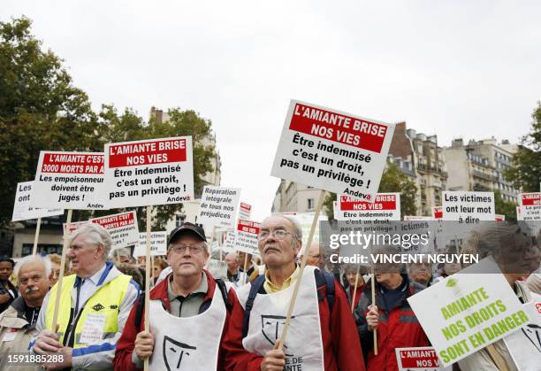 Des personnes manifestent le 13 octobre 2007 à Paris, à l'appel de la Fnath , de l'Andeva , soutenues par la CGT, pour une meilleure indemnisation...