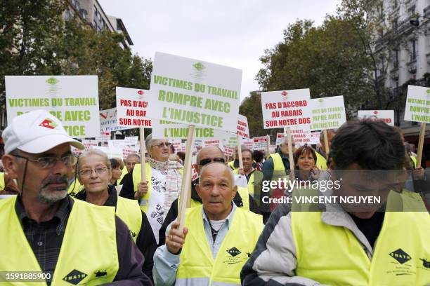 Des personnes manifestent le 13 octobre 2007 à Paris, à l'appel de la Fnath , de l'Andeva , soutenues par la CGT, pour une meilleure indemnisation...