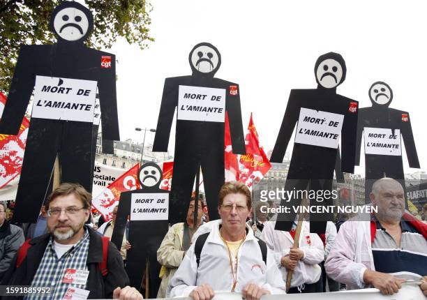 Des personnes manifestent le 13 octobre 2007 à Paris, à l'appel de la Fnath , de l'Andeva , soutenues par la CGT, pour une meilleure indemnisation...