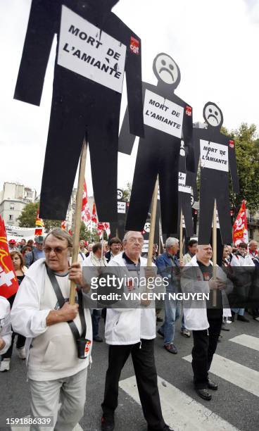 Des personnes manifestent le 13 octobre 2007 à Paris, à l'appel de la Fnath , de l'Andeva , soutenues par la CGT, pour une meilleure indemnisation...