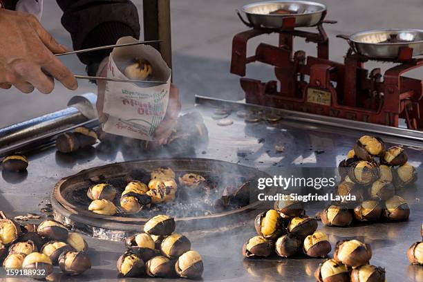 istanbul, roasted chestnuts - maroni stock-fotos und bilder