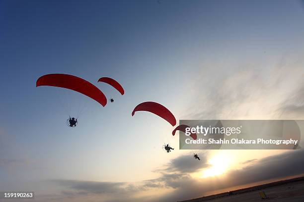 para gliders on flight - paragliding stock pictures, royalty-free photos & images