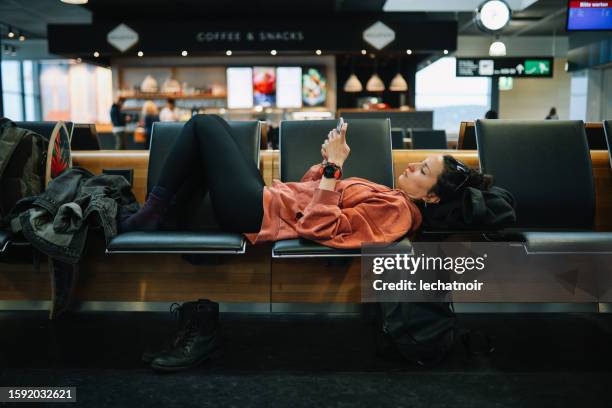 langer aufenthalt am flughafen - sleep female handphone stock-fotos und bilder