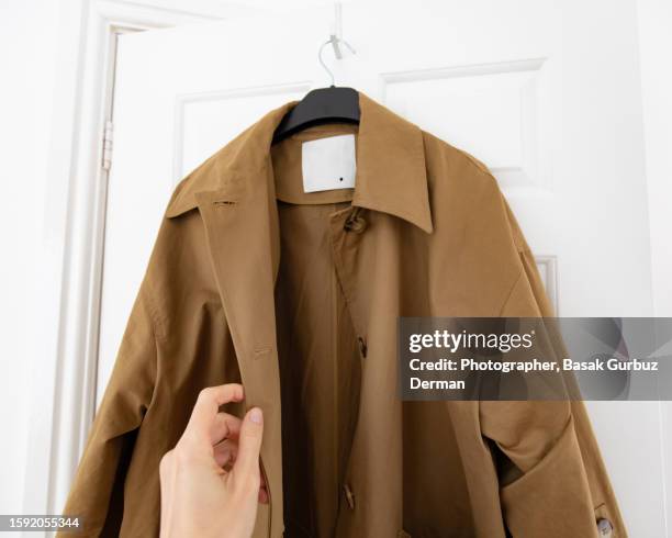 trench coat - trenchcoat stock-fotos und bilder