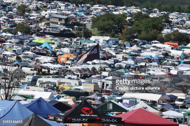 August 2023, Thuringia, Saalburg-Ebersdorf: Numerous tents and mobile homes are standing on the meadows and fields around the festival area before...