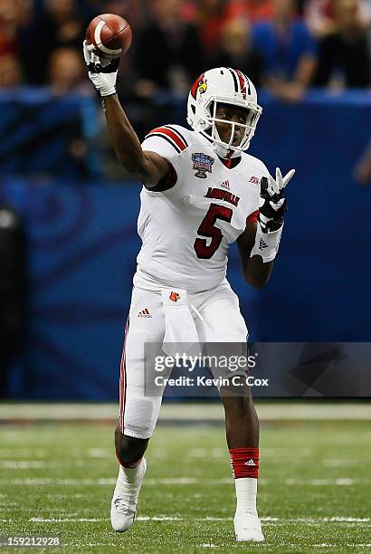 Teddy Bridgewater of the Louisville Cardinals passes the ball against the Florida Gators during the Allstate Sugar Bowl at Mercedes-Benz Superdome on...