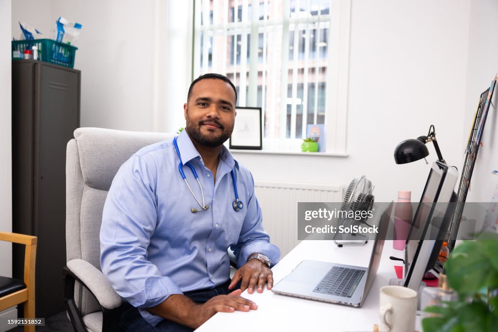 Orgulhoso Médico Masculino