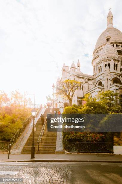 stairs of montmatre to sacre coeur, paris, france - church color light paris stockfoto's en -beelden