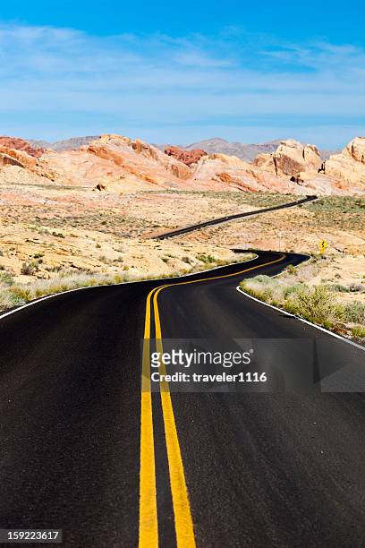 strada del deserto del parco statale della valle del fuoco, nevada - desert road foto e immagini stock
