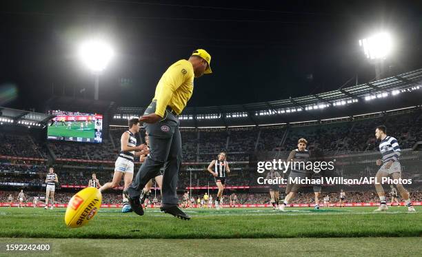 Tyson Stengle of the Cats kicks the ball during the 2023 AFL Round 22 match between the Collingwood Magpies and the Geelong Cats at Melbourne Cricket...