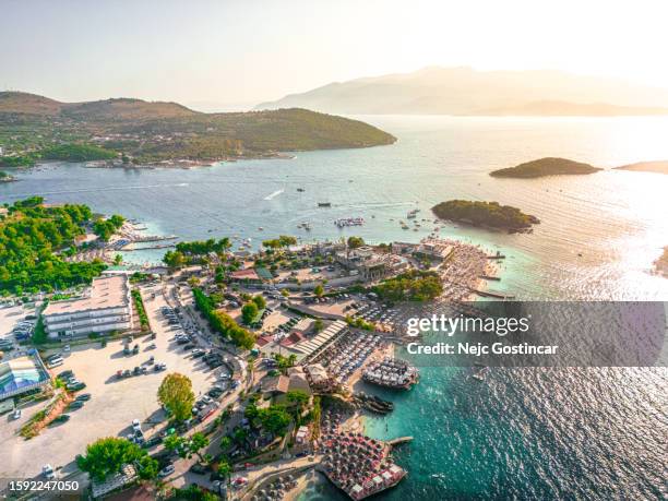 hermosas playas de arena ksamil al atardecer, vista aérea - albania fotografías e imágenes de stock