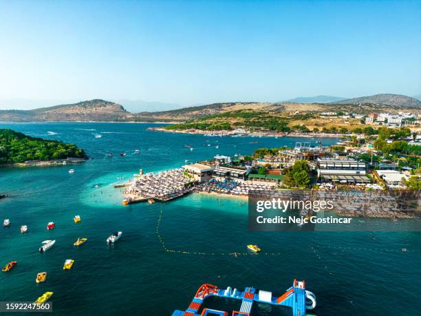 playas llenas de gente y sombrillas, vista aérea en ksamil, albania - mar jónico fotografías e imágenes de stock