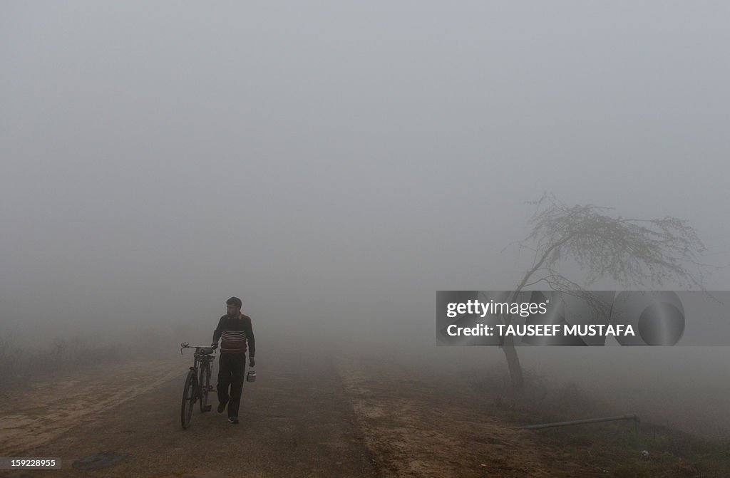 INDIA-PAKISTAN-MILITARY-KASHMIR-FARMER