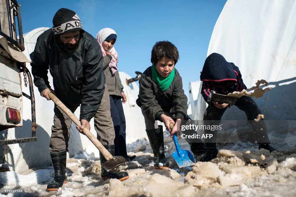 TOPSHOT-SYRIA-CONFLICT-REFUGEES-WEATHER-SNOW