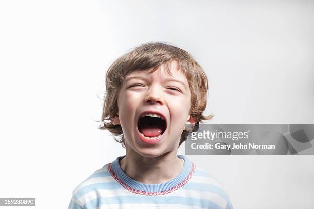 young boy shouting - enfant crier photos et images de collection