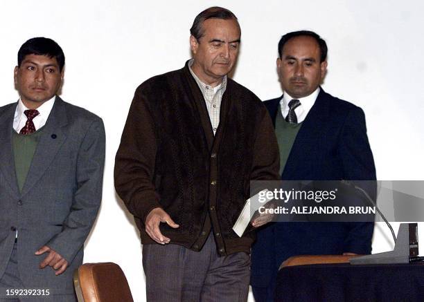 El ex asesor presidencial de inteligencia peruano Vladimiro Montesinos , aparece frente a los periodistas el 03 de setiembre de 2001 en la Base Naval...