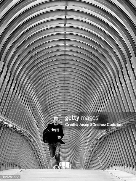 Hombre calvo informal casual "americana negra" "cuerpo completo" corriendo "de cara" "hacia la cámara" vertical bw bn b&w arcos shapes estructura...