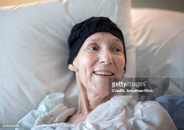 cancer patient in hospice care. - hospitium stockfoto's en -beelden