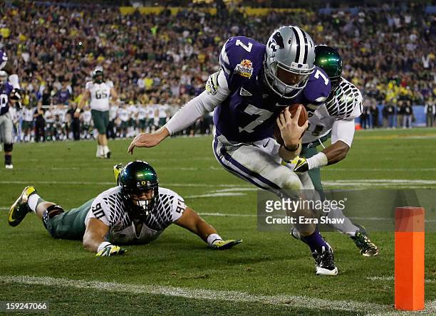 Collin Klein of the Kansas State Wildcats scores a second quarter touchdown against the defense of Ifo Ekpre-Olomu of the Oregon Ducks during the...