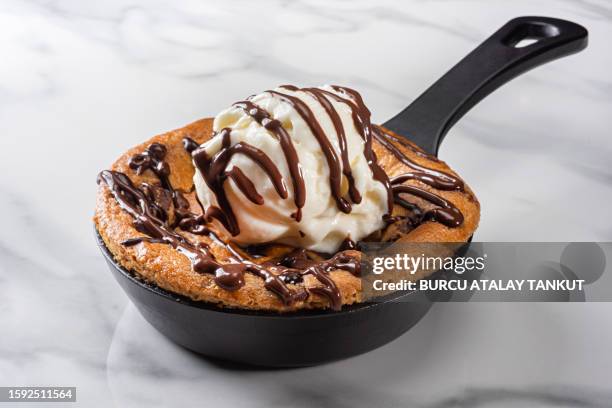 chocolate chip skillet cookie with ice cream - skillet cookies stock pictures, royalty-free photos & images