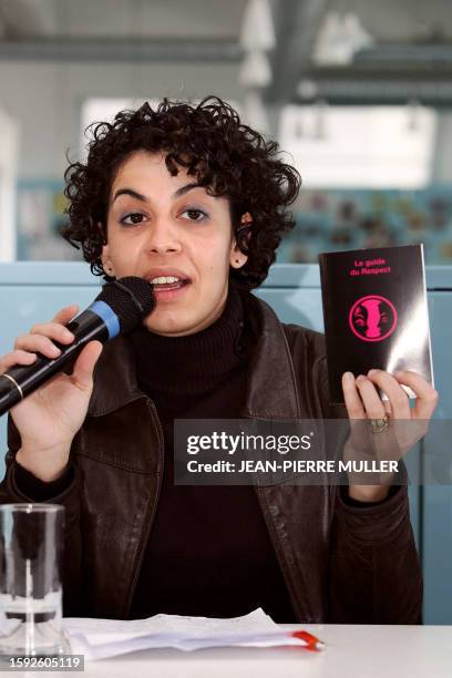 La vice-présidente du mouvement "Ni putes, ni soumises", Sofia Lebdi montre le 30 mars 2005 à Paris, un "guide du respect", petit livre soulevant les...