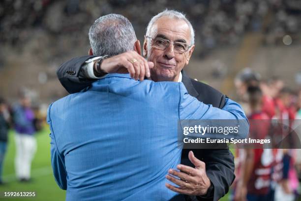 Universitario Head Coach Jorge Fossati hugs Mario Viera Head Coach of Carlos Mannucci prior the Liga 1 Betsson match between Universitario and Carlos...