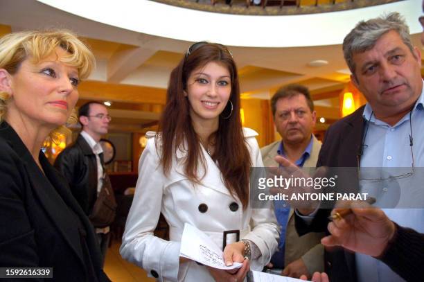 Sophie Vouzelaud et ses parents s'entretiennent avec Christian Cheyroux , membre du Comité Miss France, le 06 juillet 2007 à Limoges, après une...