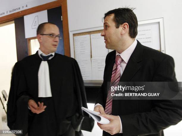 Le vice président de l'association SOS Racisme Samuel Thomas s'entretient avec l'avocat de la partie civile Cyril Gosset, le 26 novembre 2007 au...