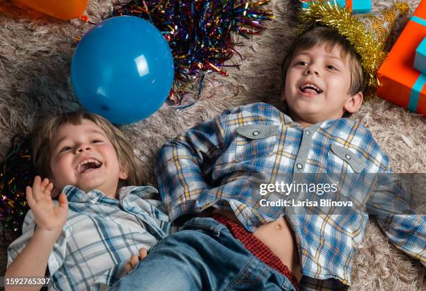 two children 4 and 6 years old play at childrens birthday party with balloon - 4 5 years balloon stock pictures, royalty-free photos & images