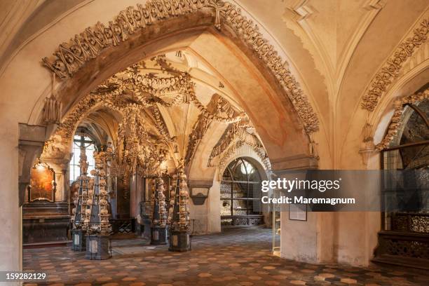 sedlec, all saints chapel, the ossuary - sedlec ossuary stockfoto's en -beelden