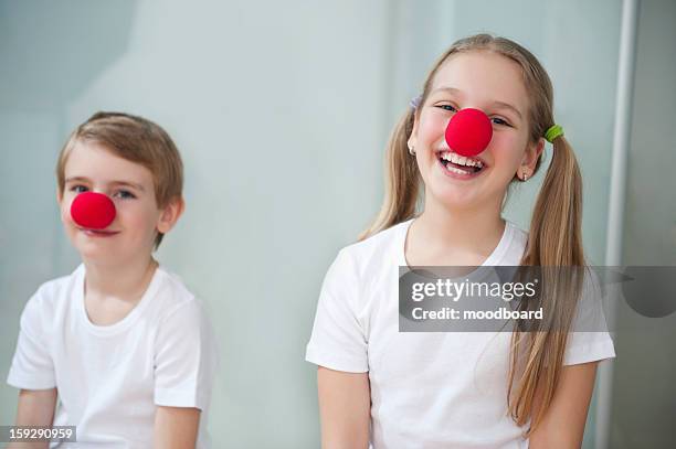 portrait of children wearing clown noses - clown photos et images de collection