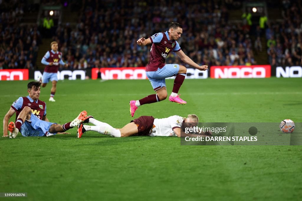 TOPSHOT-FBL-ENG-PR-BURNLEY-MAN CITY