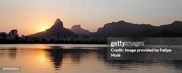 pôr-do-sol, lagoa rodrigo de freitas/rj - pôr do sol fotografías e imágenes de stock