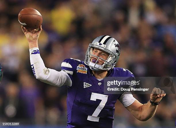 Collin Klein of the Kansas State Wildcats looks to pass against the Oregon Ducks during the Tostitos Fiesta Bowl at University of Phoenix Stadium on...