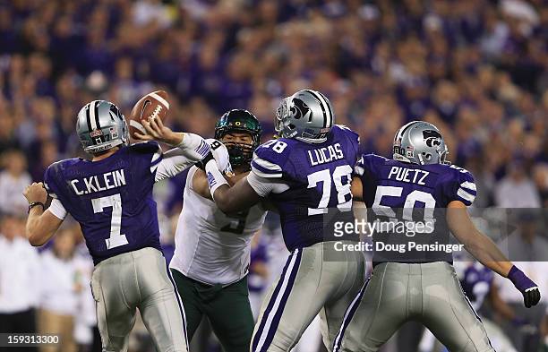Collin Klein of the Kansas State Wildcats looks to pass against the Oregon Ducks during the Tostitos Fiesta Bowl at University of Phoenix Stadium on...