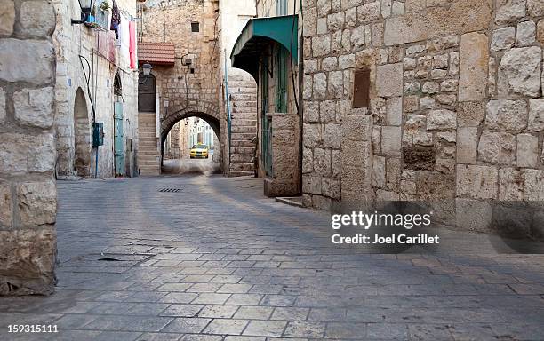 city street and stone buildings on star street in bethlehem - 巴勒斯坦領土 個照片及圖片檔