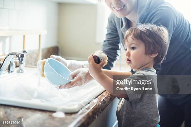 baby dish washing - huishoudklusjes stockfoto's en -beelden