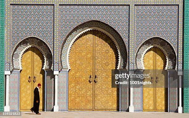 palacio real las puertas principales fez marruecos - fez marruecos fotografías e imágenes de stock