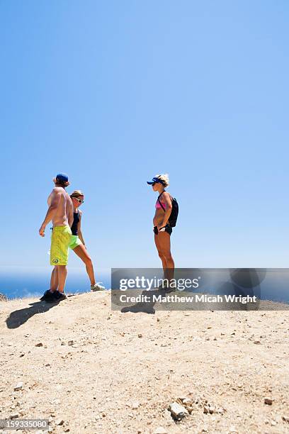 hikers trek the hermit gulch trail - insel catalina island stock-fotos und bilder