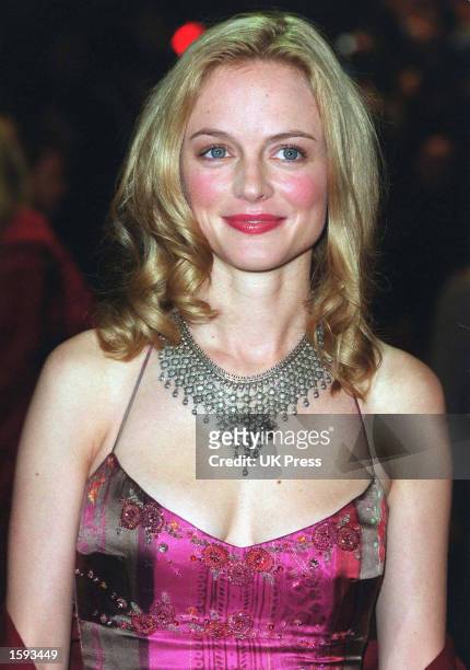 Actress Heather Graham attends the Royal charity premiere of "Charlie's Angels" in London's Leicester Square November 22, 2000 in London, England.