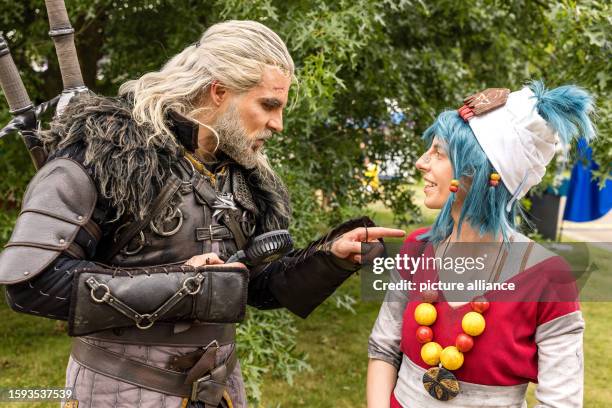 August 2023, Brandenburg, Cottbus: The well-known cosplayer Maul Cosplay, real name Ben Bergmann, gives a participant of the Elven Forest Festival...