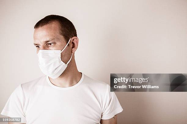 a man wearing a mask - máscara quirúrgica fotografías e imágenes de stock