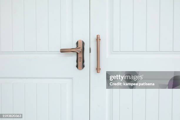 graceful white door knob: accessing serene interiors - 真鍮 ストックフォトと画像