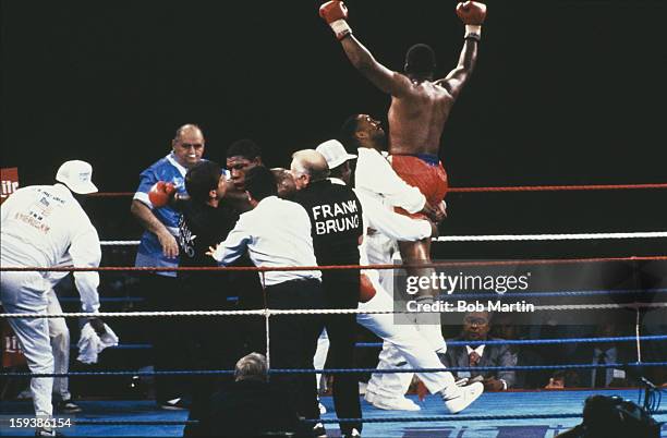 American boxer Tim Witherspoon fights England's Frank Bruno in London, 19th July 1986. Witherspoon won the fight.