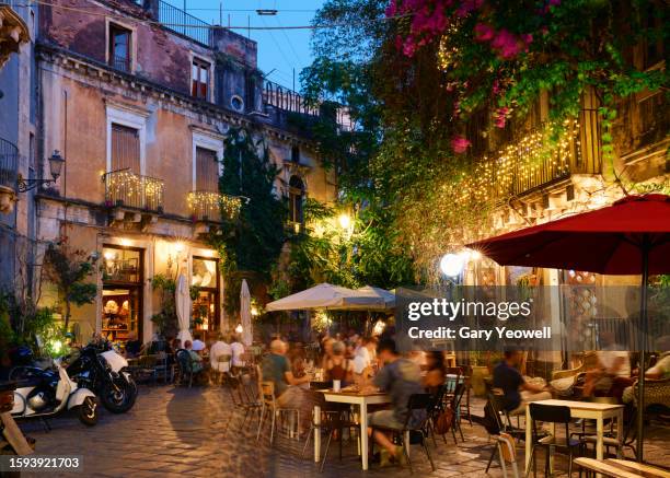 people dining outside restaurants and bars at dusk in catania - catania sicily fotografías e imágenes de stock