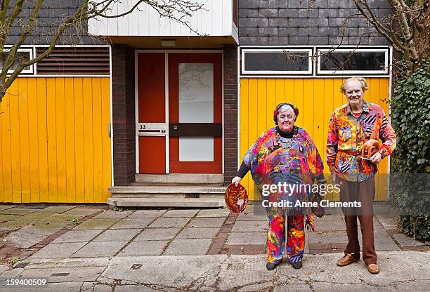 elderly couple in eccentric outfits - excéntrico fotografías e imágenes de stock