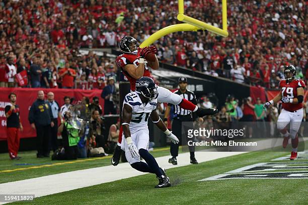 Tony Gonzalez of the Atlanta Falcons catches a first quarter touchdown over Kam Chancellor of the Seattle Seahawks during the NFC Divisional Playoff...