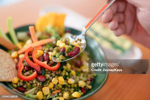 mixed grain salad with green beans - cereal bowl stockfoto's en -beelden