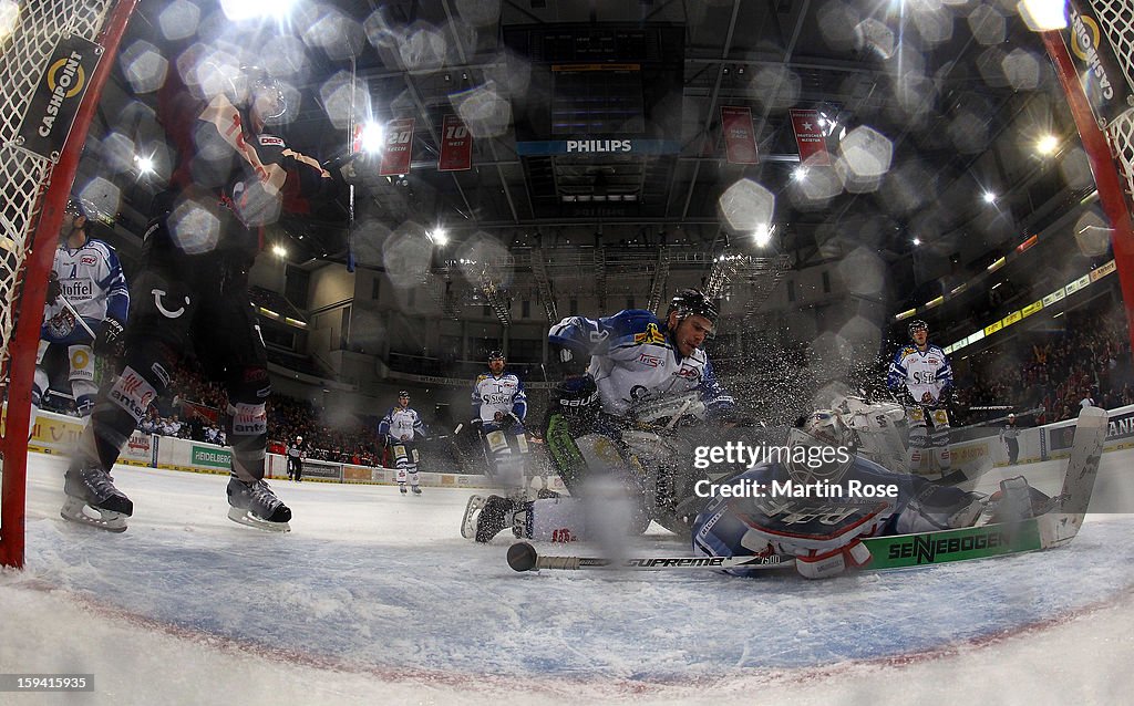 Hannover Scorpions v Straubing Tigers - DEL