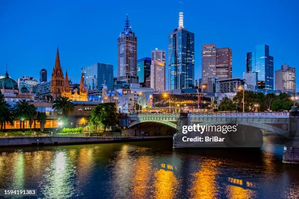 melbourne city skyline in der abenddämmerung - melbourne skyline stock-fotos und bilder